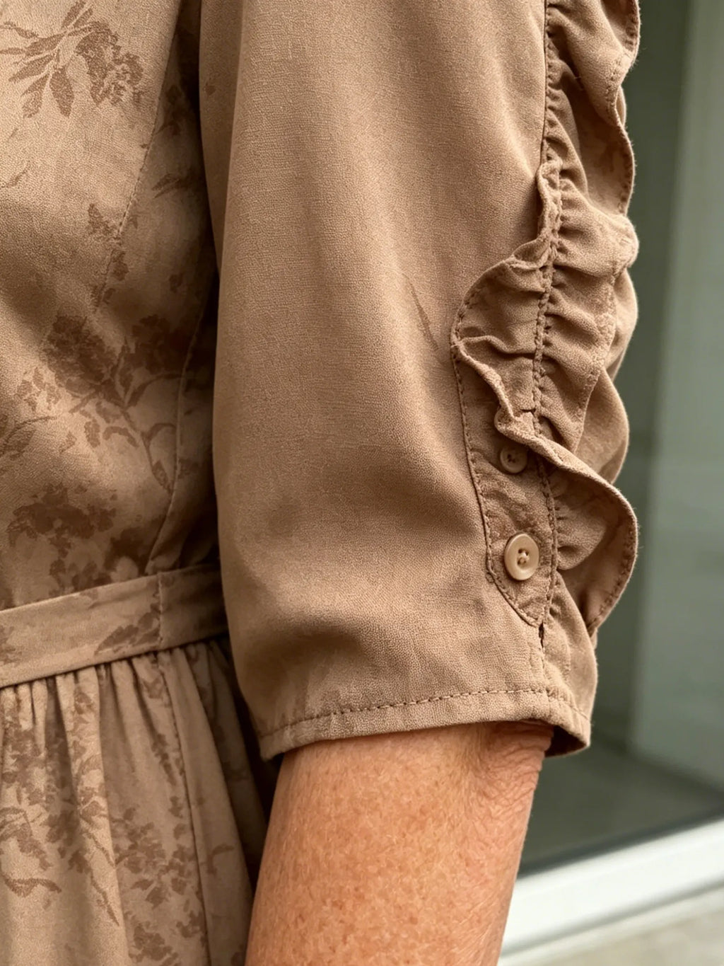Coffee Brown Floral Print Midi Dress, Split Neck Button Front Ruffle 3/4 Sleeve Tie Waist Slimming Dress for Mature Women