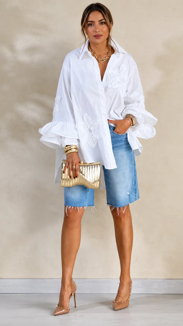 Oversized  Embroidery Ruffle Shirt & Raw‐Hem Denim Knee Shorts